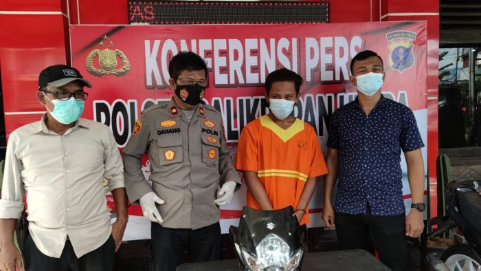 Pelaku Curanmor Yang Beraksi di Sungai Ampal Berhasil di ringkus Jajaran Polsek Balikpapan Utara dan Mengamankan Barang Bukti, dalam konferensi pers di Halaman Mapolsek Balikpapan Utara Kamis (25/11/2021). Foto : BorneoFlash.com/Eko.