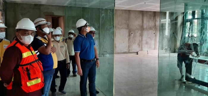 Bupati Mahulu Bonifasius Belawan Geh Didampingi beberapa kepala Organisasi Perangkat Daerah (OPD), meninjau ke beberapa titik pembangunan areal perkantoran, gedung kantor Bupati dan Gedung DPRD Mahulu. Foto : HO/DISKOMINFOSTANDI.