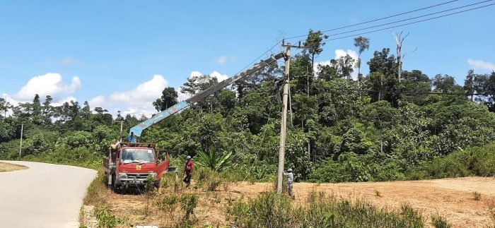 Pemerintah Kabupaten Mahakam Ulu, melalui Organisasi Perangkat Daerah (OPD) terkait, terus-terusan berupaya membangun jaringan listrik hingga ke sejumlah wilayah terpencil. Foto : HO/DISKOMINFOSTANDI