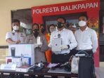 Kasat Reskrim Polresta Balikpapan, Kompol Rengga Puspo Saputro Menunjukan Barang Bukti Kasus Investasi Bodong yang dilakukan oleh PN (19) pada bulan September lalu. Foto : BorneoFlash.com/DOK.
