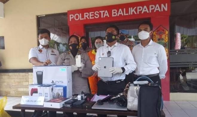 Kasat Reskrim Polresta Balikpapan, Kompol Rengga Puspo Saputro Menunjukan Barang Bukti Kasus Investasi Bodong yang dilakukan oleh PN (19) pada bulan September lalu. Foto : BorneoFlash.com/DOK.