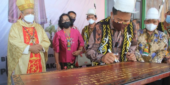 Bupati Mahulu Resmikan Gereja Katolik Datah Bilang Ilir Bersama Uskup Agung 