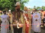 Bupati Mahakam Ulu (Mahulu) Bonifasius Belawan Geh, SH ME bersama Uskup Agung Samarinda Mgr Yustinus Harjosusanto, MSF Saat meresmikan gereja Katolik Stasi Santo Stepanus Kampung Datah Bilang Ilir, Kecamatan Long Pahangai, Sabtu (20/11/2021) lalu. Foto : HO.