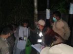 Satpol PP melakukan penertiban terhadap badut-badut di beberapa swalayan di Balikpapan pada Sabtu (27/11/2021) malam. Foto : BorneoFlash.com/Eko.