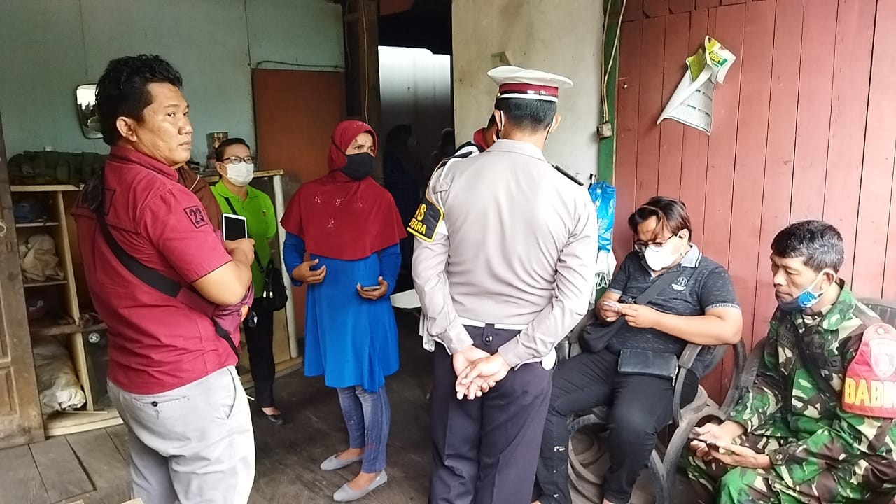  evakuasi di lapangan, Turut membantu, Polsek Balikpapan Utara, Babinsa, Bhabinkamtibmas, TKSK Balikpapan Utara, PMS Batu Ampar, LPM Batu Ampar, Puskesos Batu Ampar 