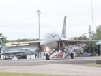 Operasi Garda Paus 2021 Satu Flight pesawat tempur T-50i Golden Eagle mengudara di  langit Balikpapan, Selasa (30/11/2021). 