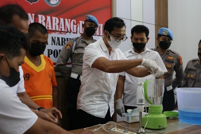 Direktorat Resnarkoba Polda Kaltim lakukan pemusnahan barang bukti narkotika jenis sabu dari 4 perkara yang berbeda di Gedung Ditresnarkoba Polda Kaltim, Rabu (15/12/2021). Foto : HO/Humas Polda Kaltim.