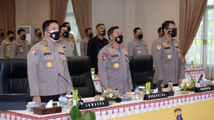 Wakapolda Kaltim Brigjen Pol. Drs. Hariyanto, S.H., M.Hum., didampingi Irwasda Polda Kaltim Kombes Pol. Jefri Yanus Endolemba Torunde, S.I.K., mengikuti Apel Kepala Satuan Wilayah (Kasatwil) 2021 secara virtual bertempat di Gedung Mahakam Polda Kaltim, Jum’at (3/12/2021). Foto : HO/Humas Polda Kaltim.
