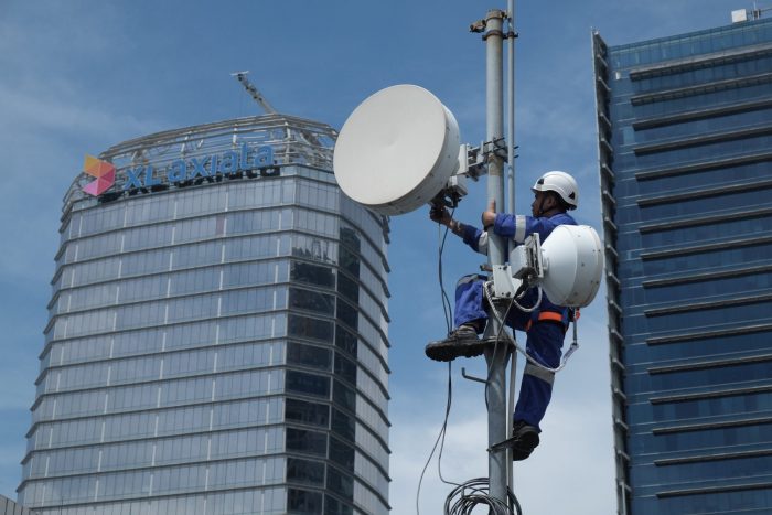 Teknisi XL Axiata sedang melakukan pengecekan terhadap perangkat BTS di salah satu area perkantoran sekitar Gedung XL Axiata Tower di Jakarta. Foto : HO.