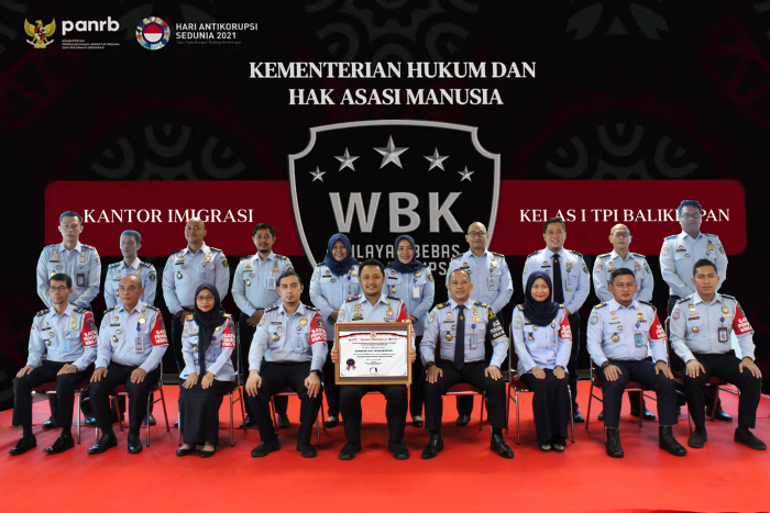Kantor Imigrasi Kelas I TPI Balikpapan berhasil meraih predikat WBK (Wilayah Bebas dari Korupsi) pada kontestasi Pembangunan Zona Integritas oleh Kementerian Pendayagunaan Aparatur Negara dan Reformasi Birokrasi Tahun 2021. Senin (20/12/2021). Foto : HO.