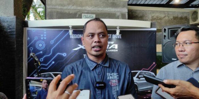 Kepala Cabang PT Astra Internasional Tbk-Daihatsu Balikpapan Nidzo Muddin didampingi Area Service Coordinator Kalimantan dan Workshop Head Balikpapan Muhammad Aufa.