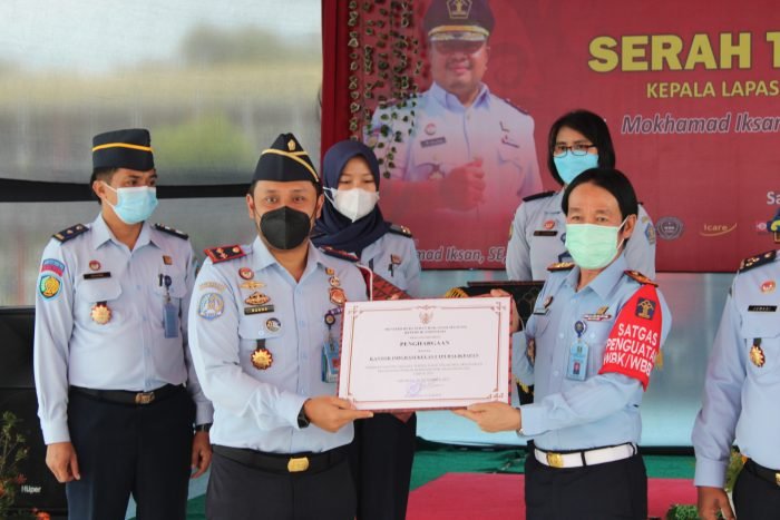 Kantor Imigrasi (Kanim) Kelas I TPI Balikpapan berhasil meraih penghargaan di bidang Hak Asasi Manusia yang diselenggarakan Kementerian Hukum dan HAM RI. Foto : HO.