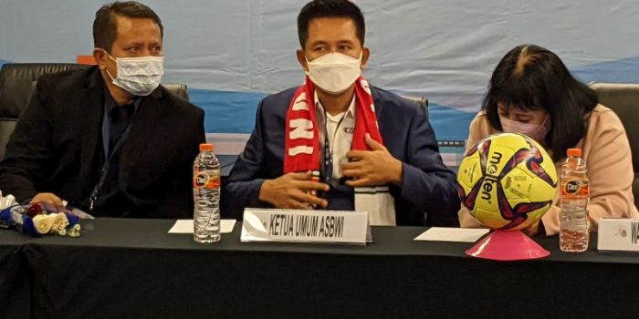 Ketua Umum Asosiasi Sepak Bola Wanita Indonesia (ASBWI) H. Nadalsyah (Tengah). Foto : HO/PSSI.