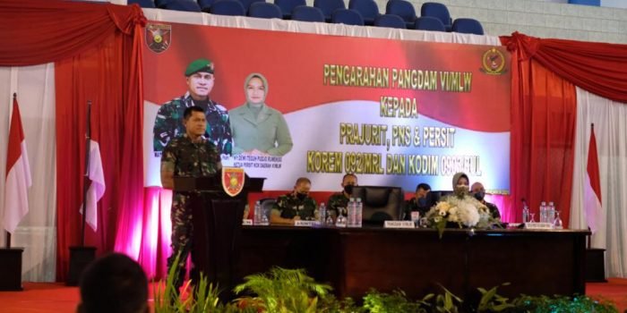 Pangdam VI/Mulawarman Mayjen TNI Teguh Pudjo Rumekso, M.Tr.(Han) melaksanakan kunjungan kerja (Kunker) ke Korem 092/Maharajalila yang bertempat di Makorem sementara (Tennis Indoor), Selasa(30/11/2021). Foto : HO/Pendam VI/Mlw.