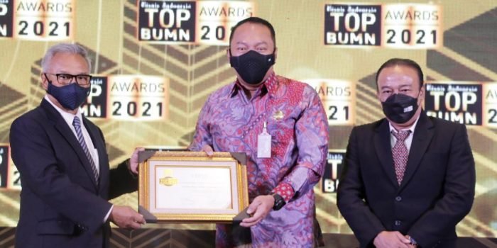 Dirut dan Dirkeu Jasa Raharja, Rivan A Purwantono dan Myland Raih Penghargaan TOP BUMN Awards 2021