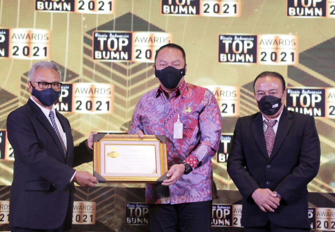Dirut dan Dirkeu Jasa Raharja, Rivan A Purwantono dan Myland Raih Penghargaan TOP BUMN Awards 2021