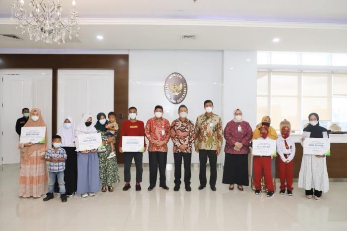 BPJS Ketenagakerjaan (BPJAMSOSTEK) menyerahkan santunan jaminan sosial ketenagakerjaan senilai Rp1.99 miliar kepada 21 ABK Korban kecelakaan KM Hentri I yang hilang di Perairan Maluku. Foto : HO.