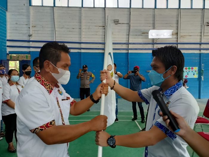 Ketua DPD KNPI Kutai Barat, Canissius Arjan melantik para pengurus KNPI Kecamatan Jempang di Balai Balai Pertemuan Umum (BPU) Kampung Lembonah. Foto : HO/KNPI Kutai Barat.