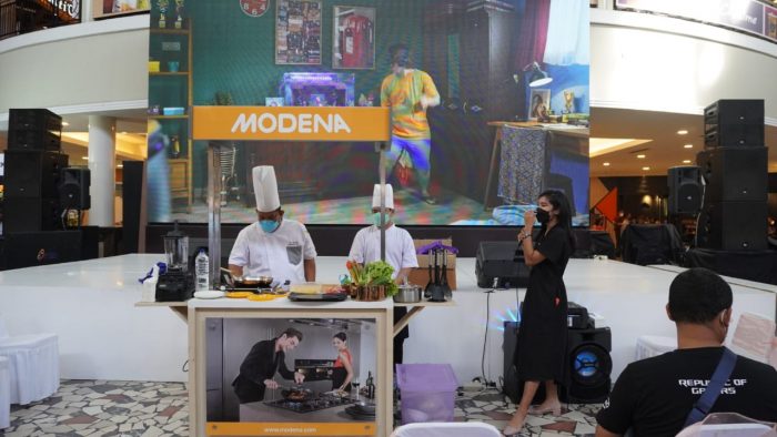 MODENA bersama Toko Nuansa kembali hadirkan pesta diskon dan pameran Borneo Megatron yang akan dilangsungkan Hinga 12 December 2021 mendatang, dirangkai demo masak di Atrium Mall E Walk Balikpapan, Minggu (5/12/2021). Foto : HO.