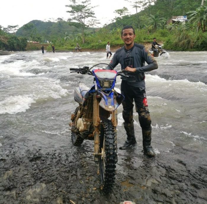 Rey Ratukore Enjoy Trabasan Pakai WR 155 R di wilayah Hambalang, Bogor. Foto : HO.
