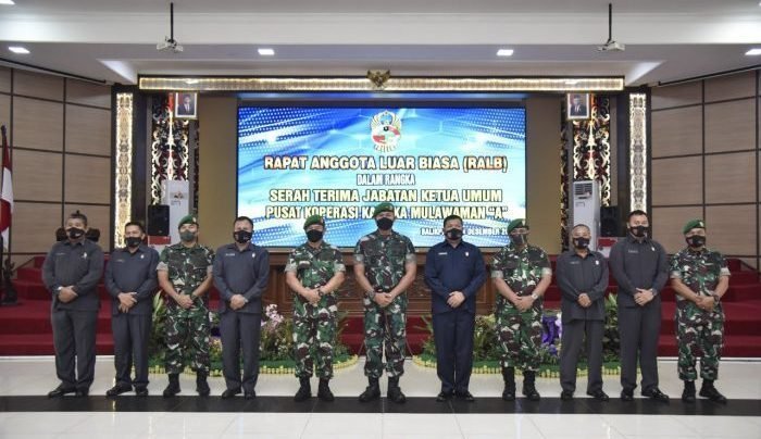 Panglima Kodam VI/Mlw Mayjen TNI Teguh Pudjo Rumekso, membuka secara resmi Rapat Anggota Luar BiasaPusat Koperasi Kartika Mulawarman "A" dalam rangka pergantian Ketua Umum, yang digelar di Aula Makodam VI/Mlw., Senin (6/12/2021). Foto : HO/Pendam VI/Mlw.