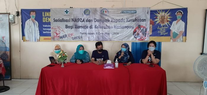 Tim Penggerak PKK Kelurahan Kariangau gandeng Badan Nasional Narkotika Kota (BNNK) Balikpapan menggelar sosialisasi bahaya penggunaan Narkotika, Alkohol, Psikotropika, dan Zat Adiktif (Napza) bagi para remaja. Foto : BorneoFlash.com/Eko.