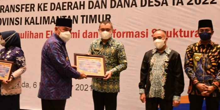 Bupati Paser dr. Fahmi Fadli saat menerima Daftar Isian Pelaksanaan Anggaran (DIPA) dan Daftar Alokasi Transfer Ke Daerah dan Dana Desa (TKDD) Tahun Anggaran 2022 dari Gubernur Kalimantan Timur (Kaltim) Isran Noor  yang berlangsung di Samarinda, Senin (6/