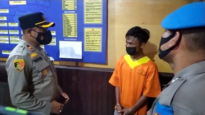 Ismail saat diamankan di Mapolsek Balikpapan Barat Senin (6/12/2021). Foto : BorneoFlash.com/Eko.
