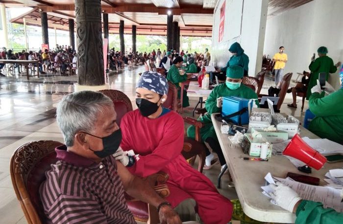 Masyarakat Kabupaten Kutai Barat tampak antusias mengikuti vaksinasi massal yang digelar  BINDA Kaltim bekerja sama dengan Dinkes Kubar di Alun-Alun ITHO Sendawar. Foto : BorneoFlash.com/Lilis Suryani.