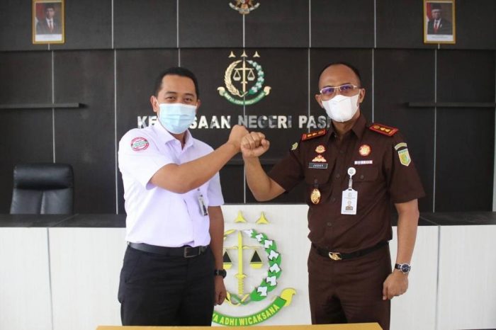 Kepala BPJS Kesehatan Cabang Balikpapan Sugiyanto dan Kepala Kejaksaan Negeri Paser Mochamad Judhy Ismono Saat Kembali melakukan perpanjangan perjanjian kerjasama Terhadap Keberlangsungan Program JKN-KIS. Foto : HO.