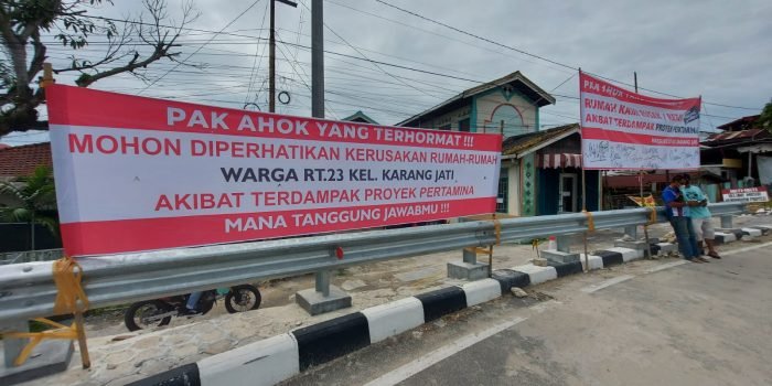 Warga sekitar permukiman di RT 23 Kelurahan Karang Jati, Balikpapan Tengah. Membentangkan Spanduk Protes kerusakan Rumah Warga Akibat Terdampat Proyek RDMP beberapa Hari Lalu. Foto : BorneoFlash.com/DOK.