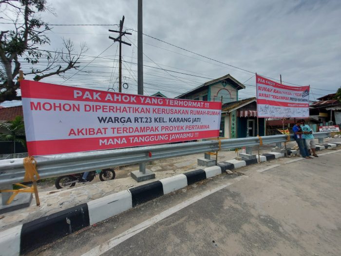Warga di kawasan Panorama RT 23 Kelurahan Karang Jati, Balikpapan Tengah yang Terdampak Proyek RDMP Balikpapan Bentangkan Spanduk. Foto : BorneoFlash.com/Eko.
