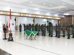 Panglima Kodam VI/Mlw Mayjen TNI Teguh Pudjo Rumekso, memimpin acara serah terima jabatan dan tradisi satuan pejabat Kodam VI/Mlw di aula Makodam VI/Mlw Balikpapan Rabu (8/12/2021). Foto : HO/Pendam VI/Mlw.