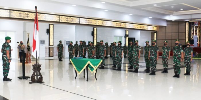 Panglima Kodam VI/Mlw Mayjen TNI Teguh Pudjo Rumekso, memimpin acara serah terima jabatan dan tradisi satuan pejabat Kodam VI/Mlw di aula Makodam VI/Mlw Balikpapan Rabu (8/12/2021). Foto : HO/Pendam VI/Mlw.