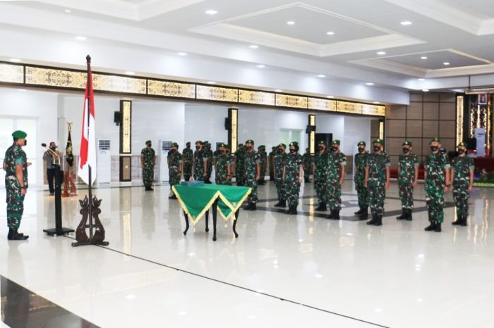 Panglima Kodam VI/Mlw Mayjen TNI Teguh Pudjo Rumekso, memimpin acara serah terima jabatan dan tradisi satuan pejabat Kodam VI/Mlw di aula Makodam VI/Mlw Balikpapan Rabu (8/12/2021). Foto : HO/Pendam VI/Mlw.