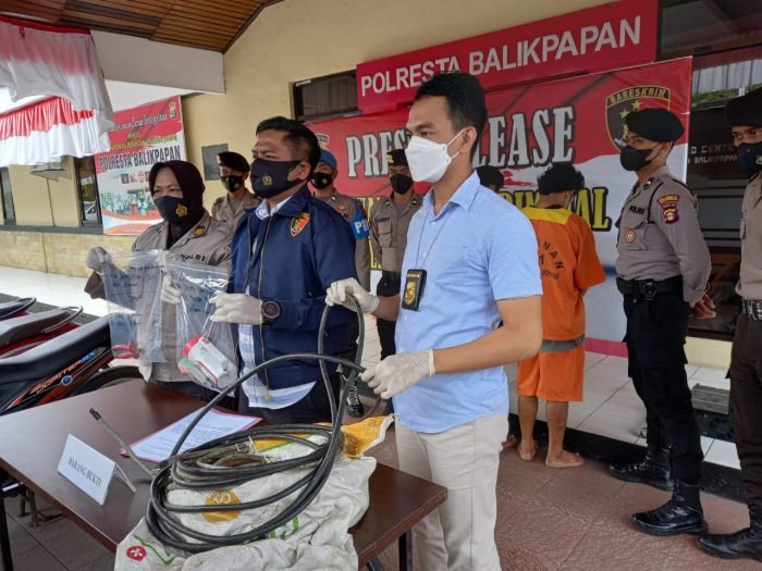Satreskrim Polresta Balikpapan Berhasil Mengungkap pencurian kabel tower milik di salah satu provider telekomunikasi dan Memperlihatkan Barang bukti saat rilis pengungkapan kasus di Mapolresta Balikpapan Selasa (7/12/2021). Foto : BorneoFlash.com/Eko.