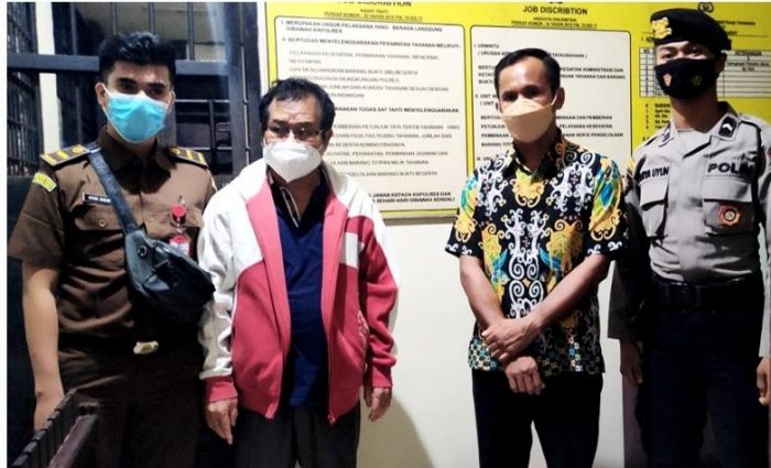 Tersangka kasus tindak pidana korupsi di lingkungan BPBD Kutai Barat dijemput paksa oleh tim Kejaksaan Negeri (Kejari) Kabupaten Kutai Barat. Foto : BorneoFlash.com/Lilis Suryani.