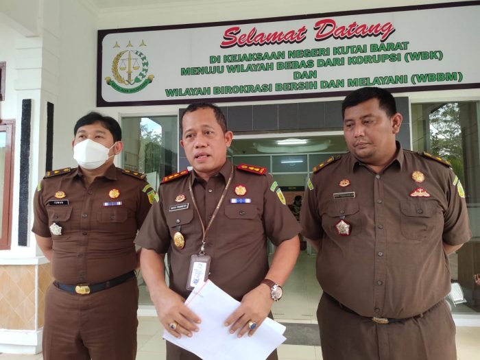 Kepala Kejaksaan Negeri Kutai Barat, Bayu Pramesti (tengah) didampingi Kasi Pidsus, Iswan Noor dan Kasi Intel Ricky Leonard Panggabean saat dikonfirmasi awak media di Kantor terkait penahanan terhadap dua tersangka kasus korupsi di BPBD Kutai Barat. Foto : BorneoFlash.com/Lilis Suryani.