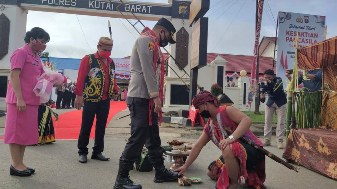 AKBP Sonny Henrico Parsaulian Jabat Kapolres Kubar, Disambut Upacara Adat Suku Dayak