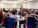 Bupati Paser dr. Fahmi Fadli saat rapat evaluasi bersama dengan Dandim 0904/Paser, Kapolres Paser, Kejaksaan Negeri (Kejari) Tanah Grogot, dan jajaran OPD Pemerintah Kabupaten Paser, yang berlangsung di ruang Command Center Bupati Paser, Komplek Perkantoran, KM 5, Kecamatan Tanah Grogot, Senin (13/12/2021). Foto : BorneoFlash.com/Fitriani.