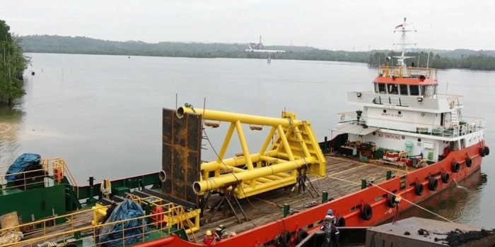 Platforms Dolphin, dilayarkan menuju tempat instalasi di perairan Pulau Bunyu pada Selasa (14/12/2021) pagi di Shore base Intipratama Kariangau, Balikpapan. Foto : HO/PHKT.