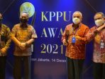 Gubernur Kaltim Isran Noor Raih penghargaan dari Komisi Pengawas Persaingan Usaha (KPPU) Award 2021. Foto : HO.