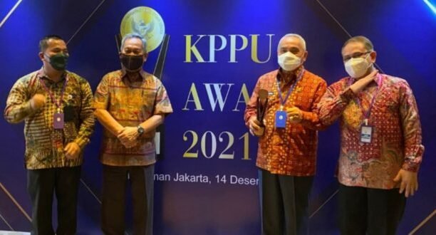 Gubernur Kaltim Isran Noor Raih penghargaan dari Komisi Pengawas Persaingan Usaha (KPPU) Award 2021. Foto : HO.