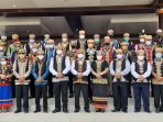 Bupati Mahakam Ulu (Mahulu) Bonifasius Belawan Geh Foto Bersama dengan para kepala OPD dan Kabag dan Kabid Usai Upacara peringatan Hari Ulang Tahun (HUT) ke-8 Kabupaten Mahakam Ulu (Mahulu) digelar di Lapangan Ujoh Bilang pada Selasa (14/12/2021). Foto : HO.