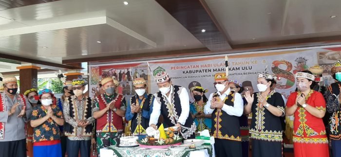 Bupati Mahulu Bonifasius Belawan Geh, Bersama OPD dan beberapa Kabag dan Kabid dari masing-masing OPD, serta para petinggi di Mahulu. doa bersama kemudian pemotongan tumpeng memperingati HUT ke-8, Pemkab Mahakam Ulu. Foto : HO.
