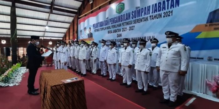 Bupati Mahakam Ulu (Mahulu), Bonifasius Belawan Geh melantik 27 Petinggi Kampung dan 3 Penjabat (Pj) Petinggi, Pelantikan dilangsungkan di Balai Ujoh Bilang pada Senin (13/12/2021). Foto : HO.