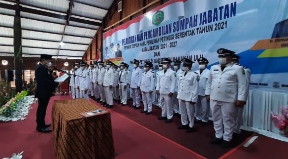 Bupati Mahakam Ulu (Mahulu), Bonifasius Belawan Geh melantik 27 Petinggi Kampung dan 3 Penjabat (Pj) Petinggi, Pelantikan dilangsungkan di Balai Ujoh Bilang pada Senin (13/12/2021). Foto : HO.