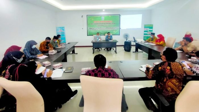 Rapat Koordinasi (Rakor) jajaran Pemerintah Kabupaten (Pemkab) Paser dalam menangani rawan pangan dalam beberapa wilayah di Paser, yang berlangsung di ruang rapat komplek perkantoran kilometer 5 Tanah Grogot, Kamis (16/12/2021). Foto : BorneoFlash.com/Fitriani.