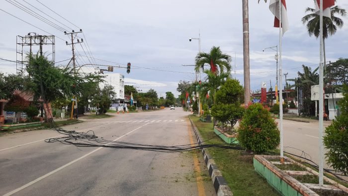Pihak Telkom Kabupaten Paser yang tengah melakukan perbaikan tiang yang ambruk akibat adanya truk Tronton yang menabrak tiang telkom, di Jalan Jenderal Sudirman, Kecamatan Tanah Grogot, Kabupaten Paser, Kalimantan Timur, Kamis (16/12/2021). Foto : BorneoFlash.com/Fitriani.