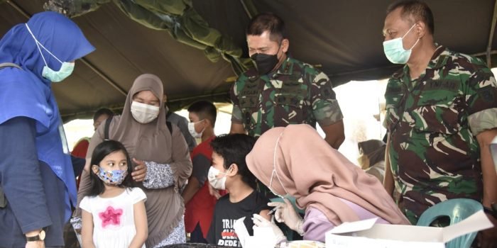 Pangdam VI/Mlw Mayjen TNI Teguh Pudjo Rumekso meninjau serbuan vaksinasi untuk warga Transad KM.8 dan sekitarnya yang dipusatkan di perumahan Mentarang Jumat pagi (17/12/2021). Foto : HO/Pendam VI/Mlw.